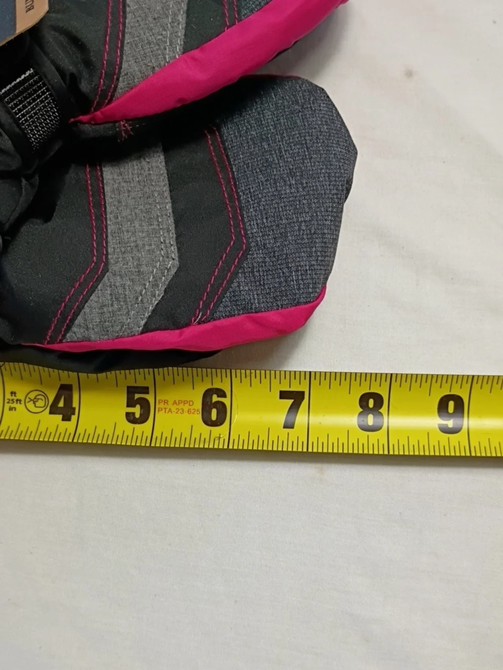 NWT Igloos Pink,Black Gray  Insulated Winter Mittens Youth Small/Medium